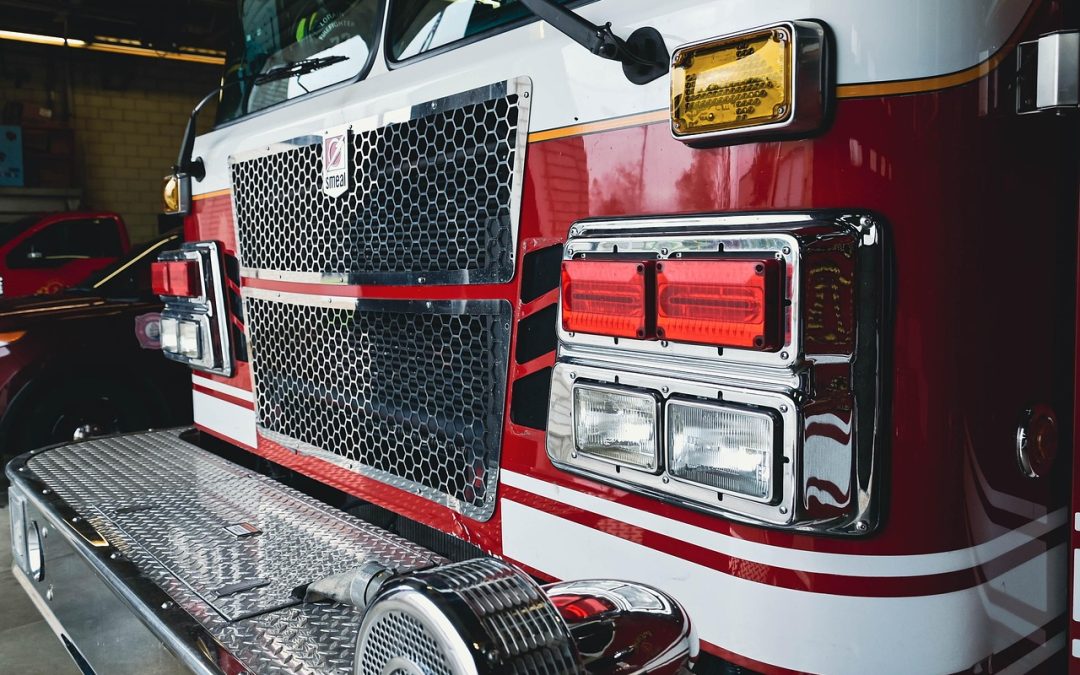 Dinas Damkar Kota Tangerang Bersihkan Tumpahan Oli di Kantor Camat